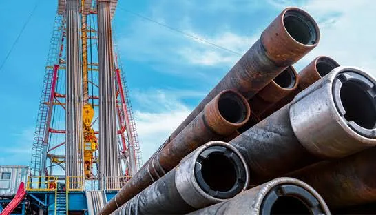 Drill pipe stacked below a land drilling rig